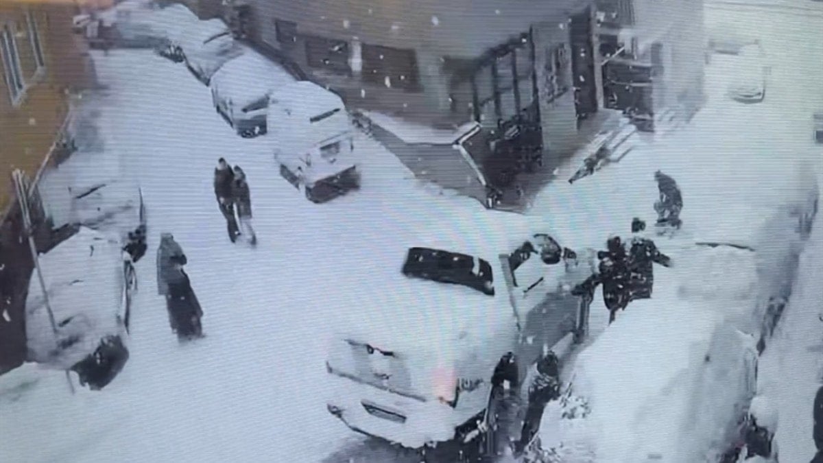 Karda kayan kamyonet çocuklara çarptı: O anlar kamerada