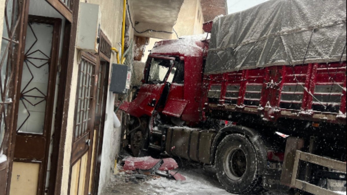 Tokat'ta TIR eve çarptı: O anlar kamerada