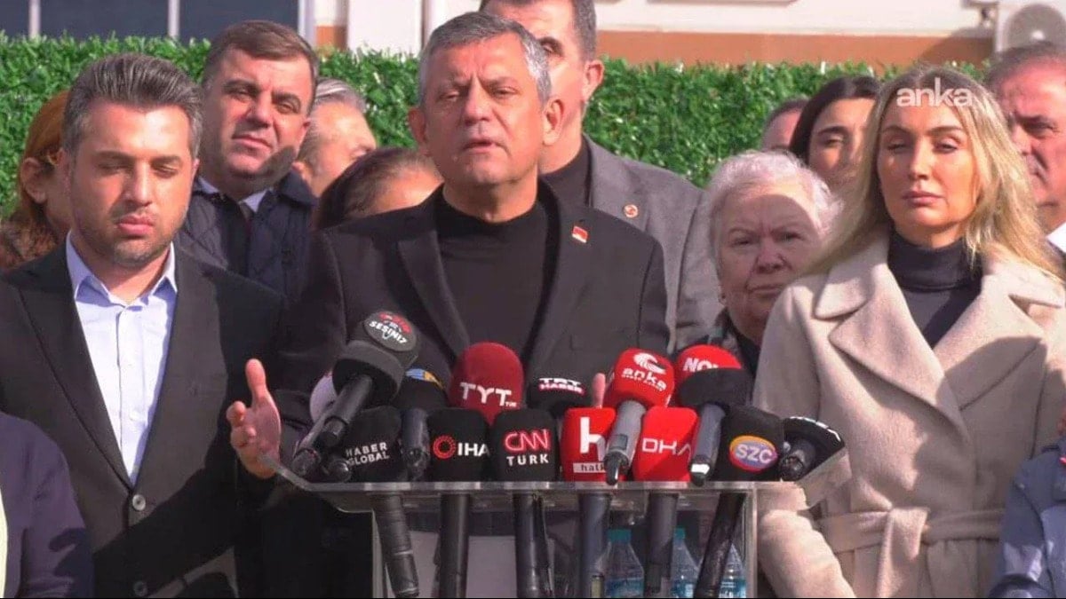 Özgür Özel Silivri’de mikrofon standına vurarak isyan etti