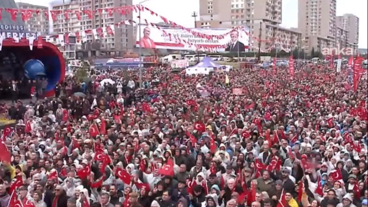 Denizli'de sağanağa rağmen kalabalık meydana sığmadı
