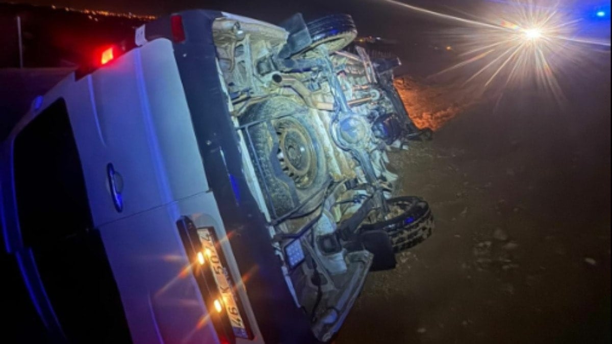 Mersin'de servis minibüsü uçuruma yuvarlandı: 1’i ağır 13 yaralı