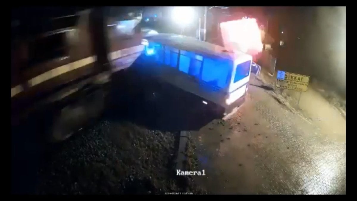 Yolcu treni dolmuşa çarptı!