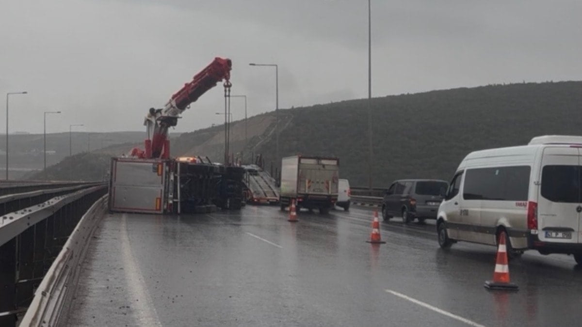 Tır ve kamyonetler fırtınaya dayanamadı