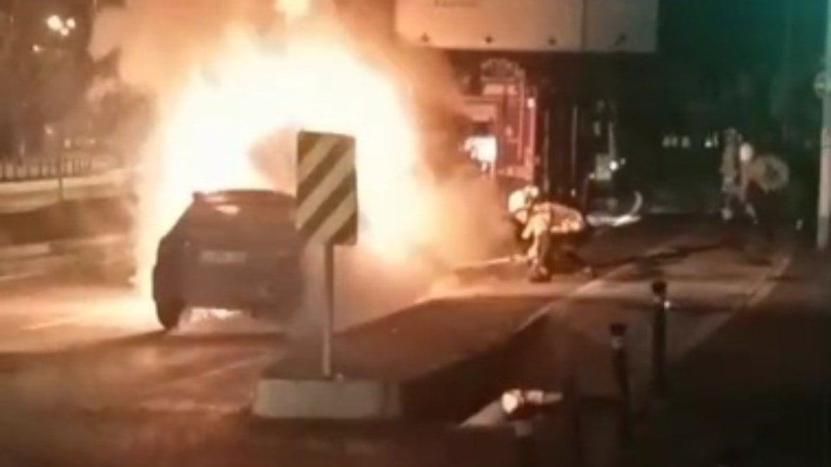 Maltepe sahil yolunda alevli sabah: Sürücü kendini dışarı zor attı!