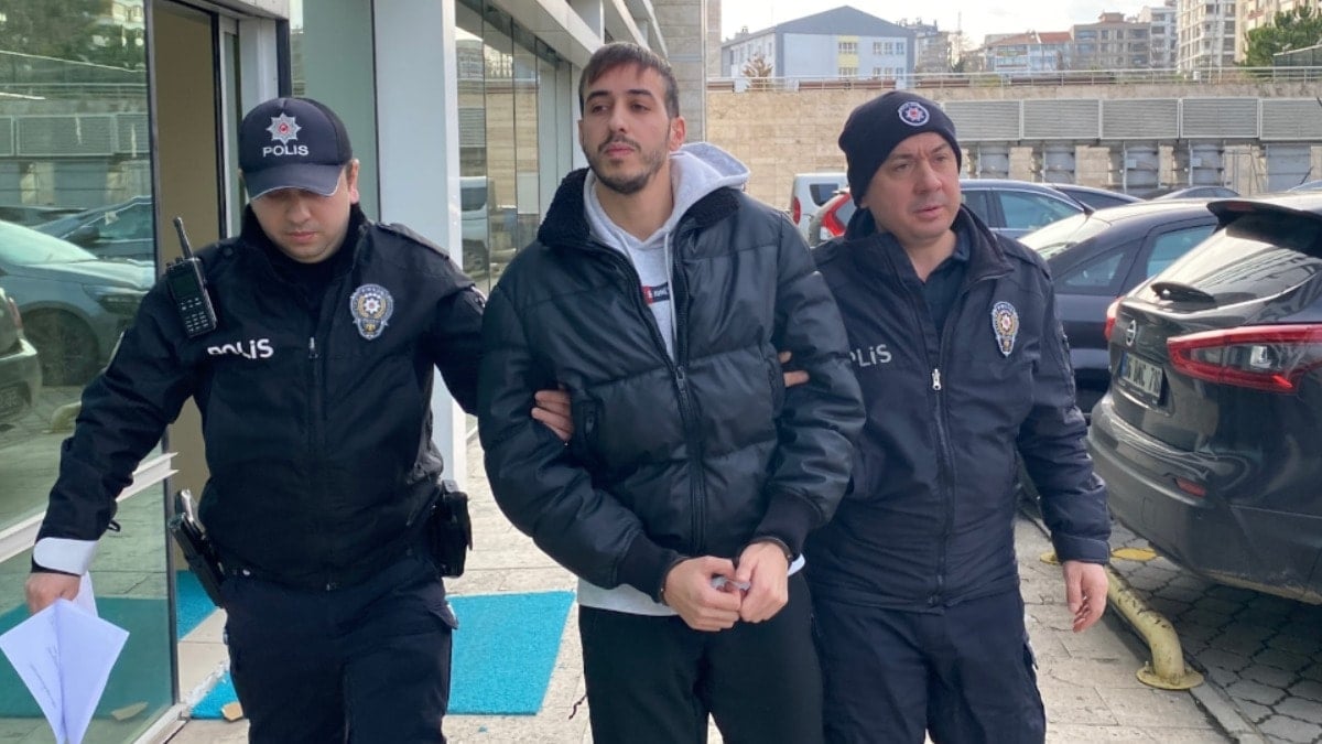 Otobüste 2 kişinin boynuna bıçak dayayan üniversiteli tutuklandı