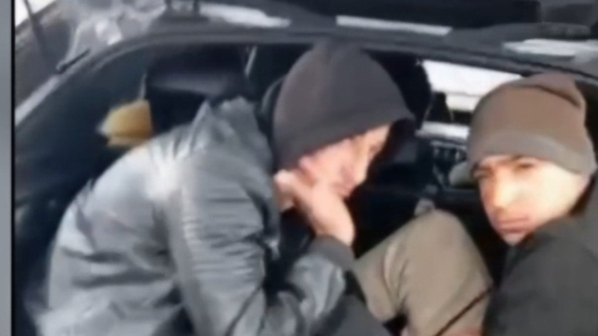 Otomobilden 9 kaçak göçmen çıktı
