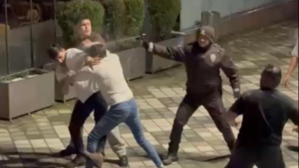 Tekme tokat kavga ettiler! Bekçiler havaya ateş ederek ayırabildi