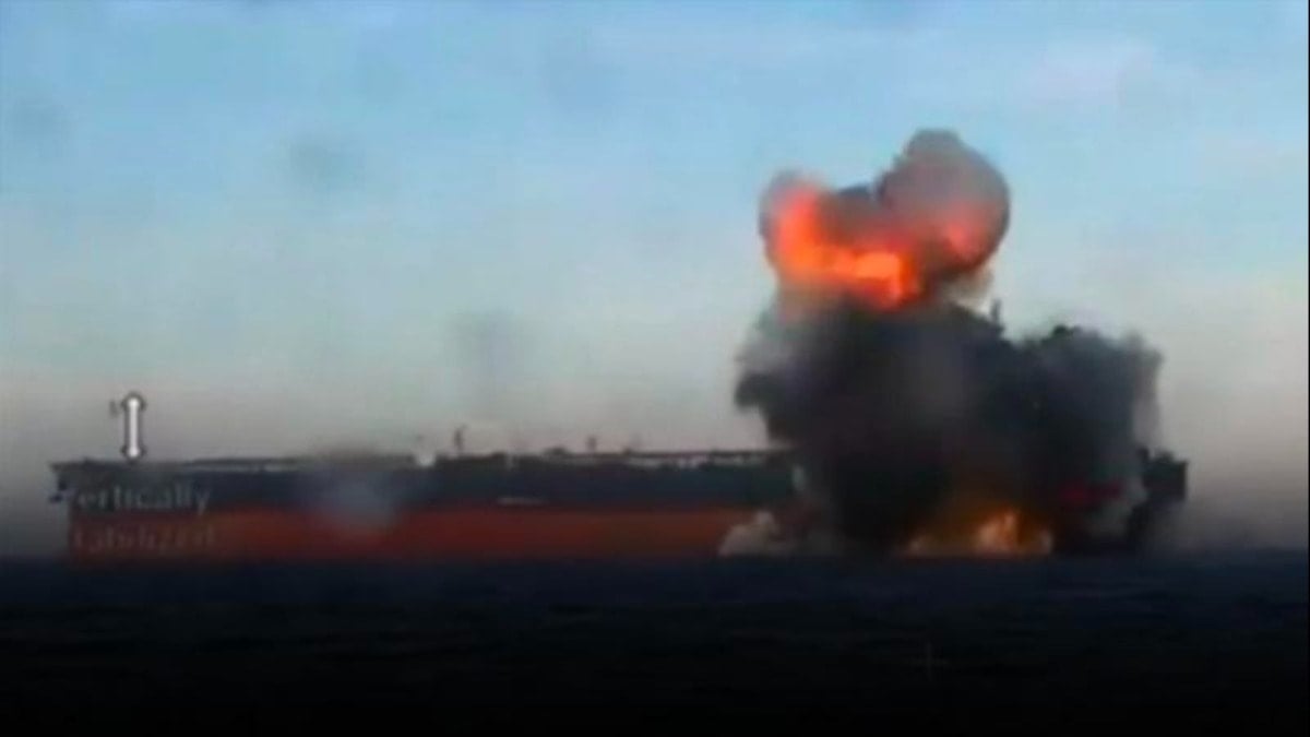 Karadeniz'de kritik saatler! İki Yunan Gemisi vuruldu