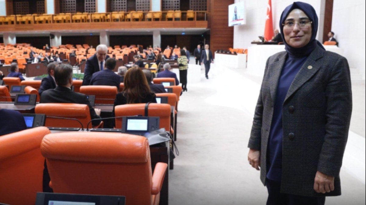 Prada sevdalısı AKP'li vekil ayakkabılarını gizledi