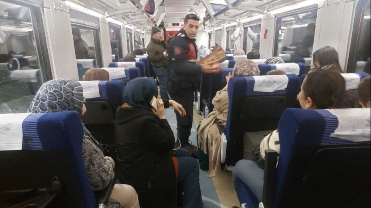 Balıkesir'de faciaya ramak kala: Yolcu treni raydan çıktı