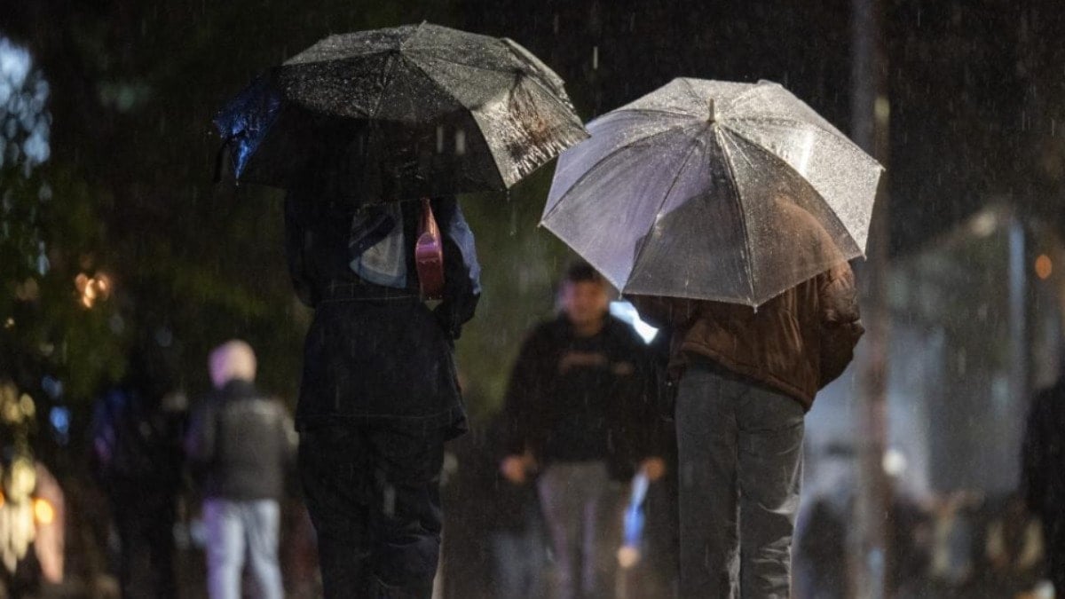 İzmir'i sağanak ve fırtına vurdu
