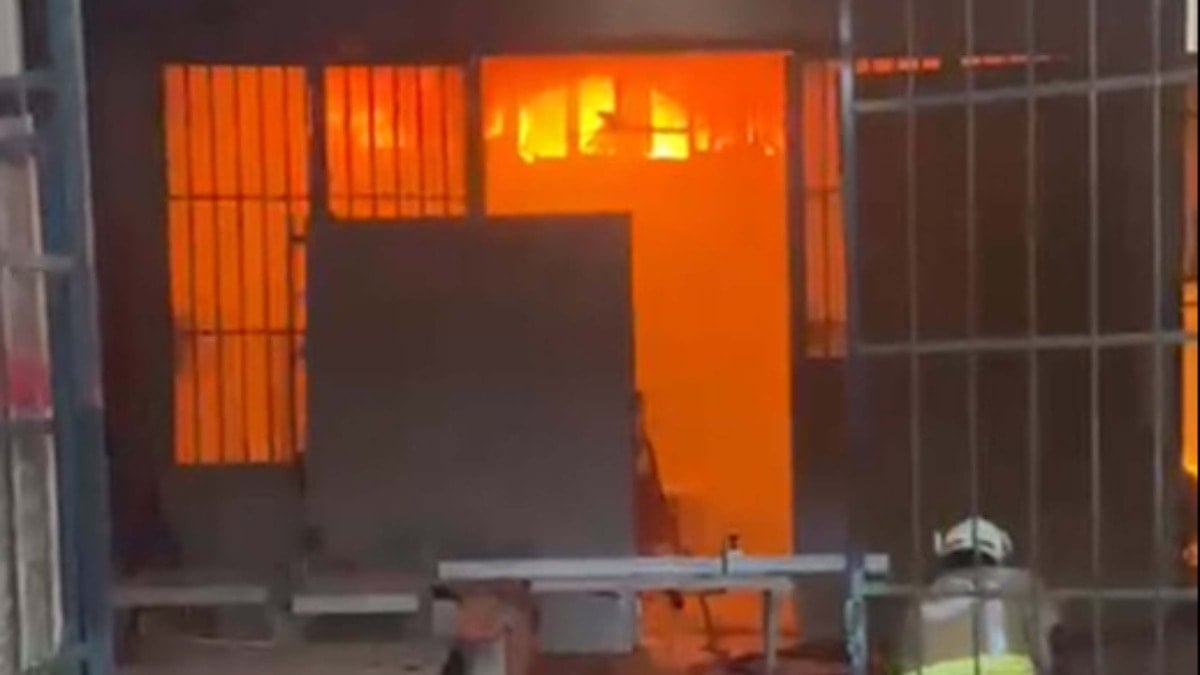 Manisa’da marangoz atölyesi alev alev yandı