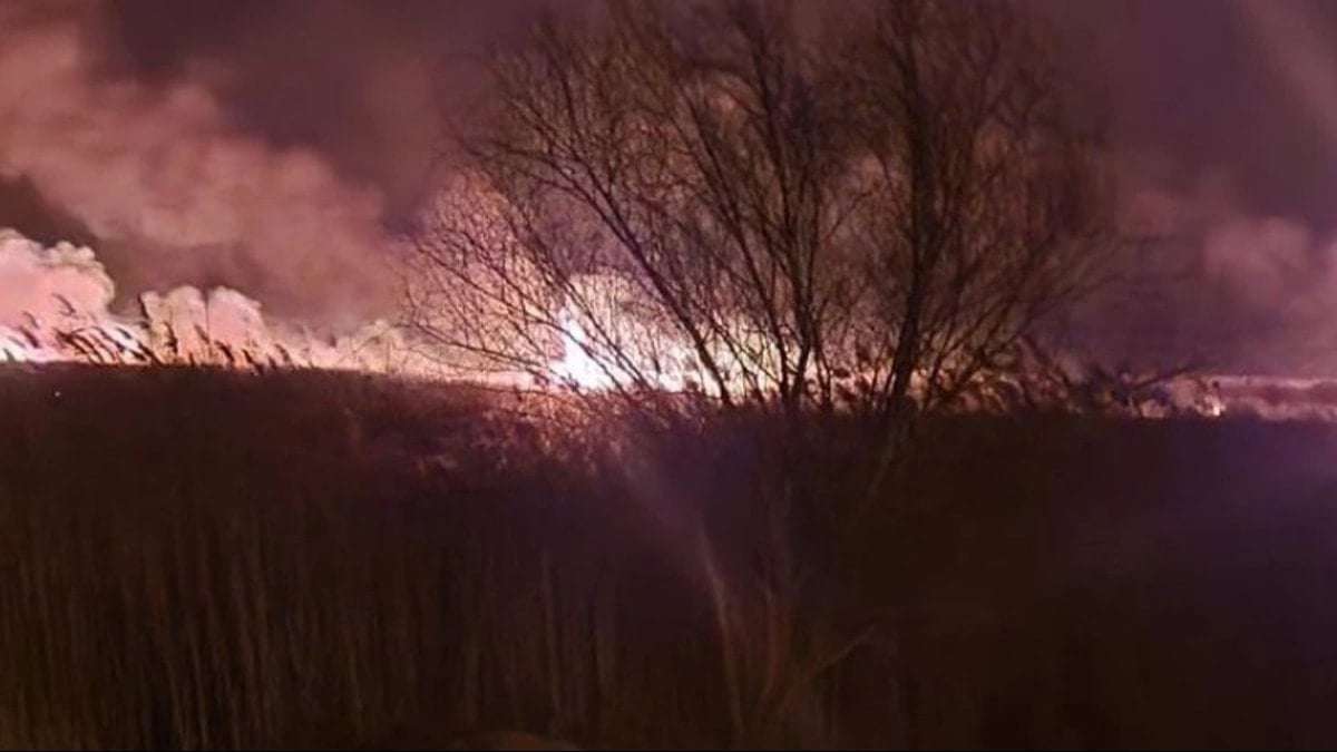 Türkiye’nin 12. büyük gölü yanıyor