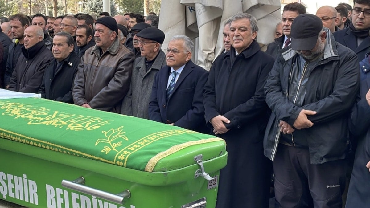 Eski Cumhurbaşkanı Abdullah Gül, Kayseri'de yengesinin cenaze törenine katıldı