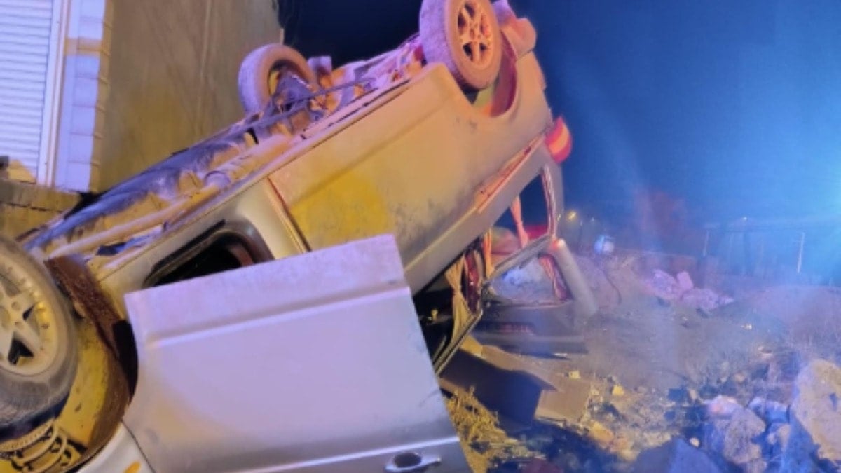 Iğdır'da otomobil şarampole devrildi: 2 yaralı