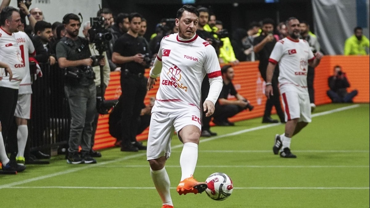 AKP'li Mesut Özil'den Guendouzi yorumu  