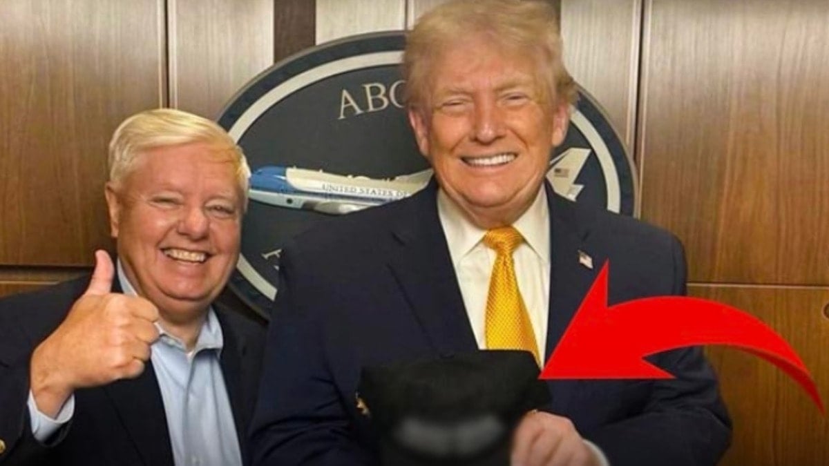 ABD'li senatör paylaştı: Trump İran şapkasıyla poz verdi