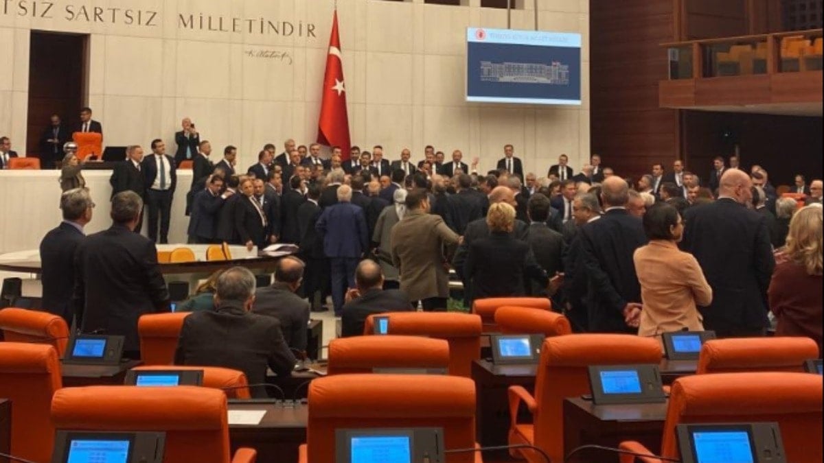 TBMM'de büyük kavga! CHP'li ve AKP'li vekiller birbirine girdi