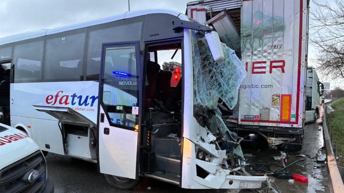 İstanbul'da midibüs, TIR'a çarptı: 3'ü ağır 13 yaralı