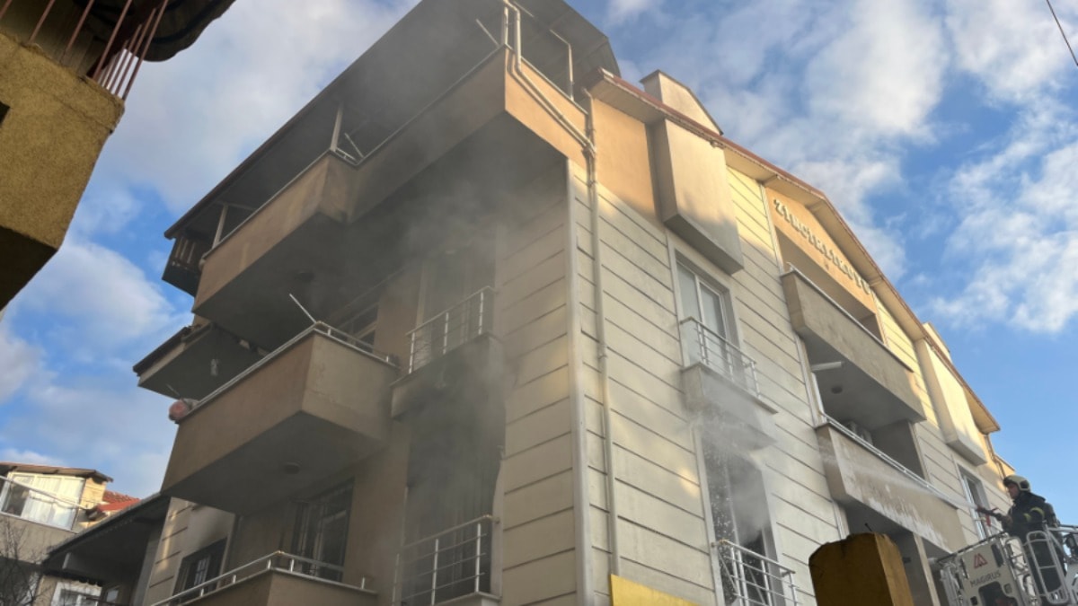 Kocaeli'de ev yangını; 5 kişi dumandan etkilendi