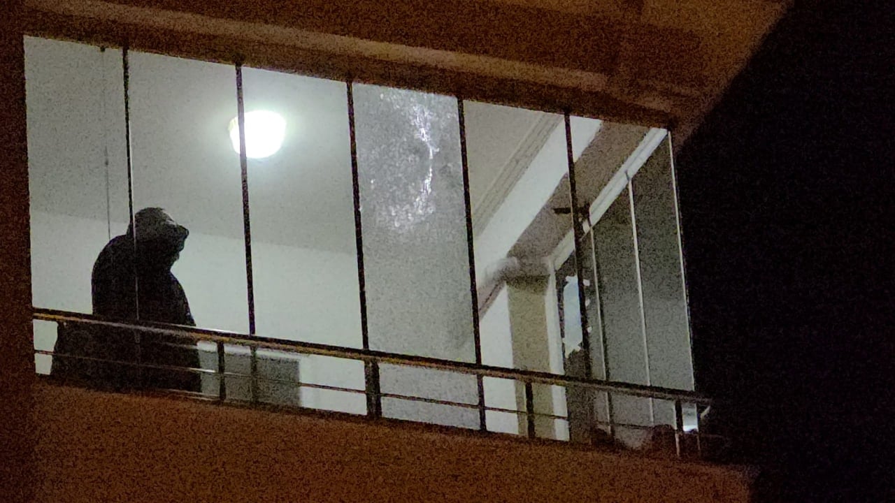 5'inci kattaki dairenin balkonuna yorgun mermi isabet etti
