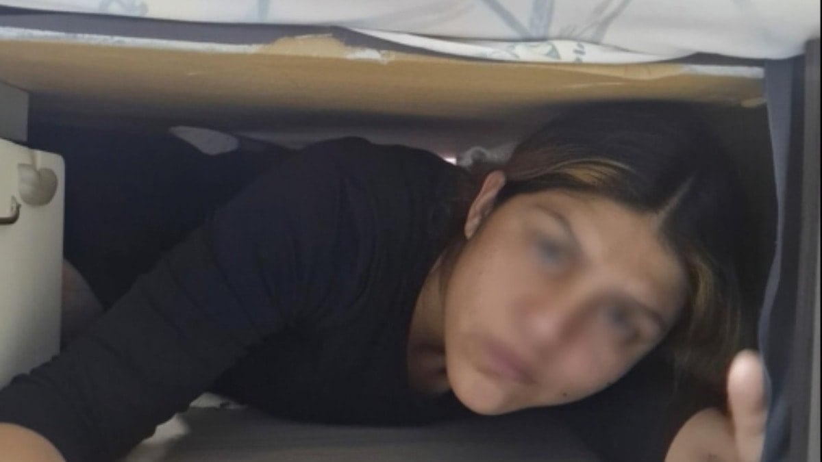 Suç makinesi kadın baza altında yakalandı