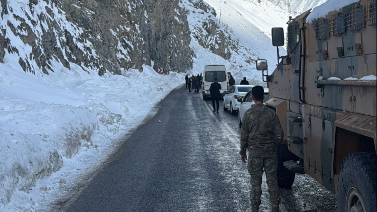Hakkari’de Van ve Çukurca kara yollarında 3 ayrı noktaya çığ düştü