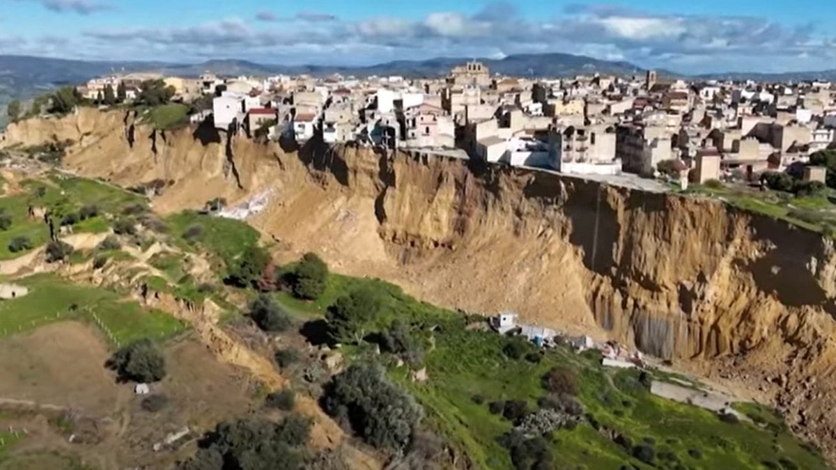 Evler yarığa uçtu, bin 500 kişi sokakta kaldı! 'Durum korkunç'