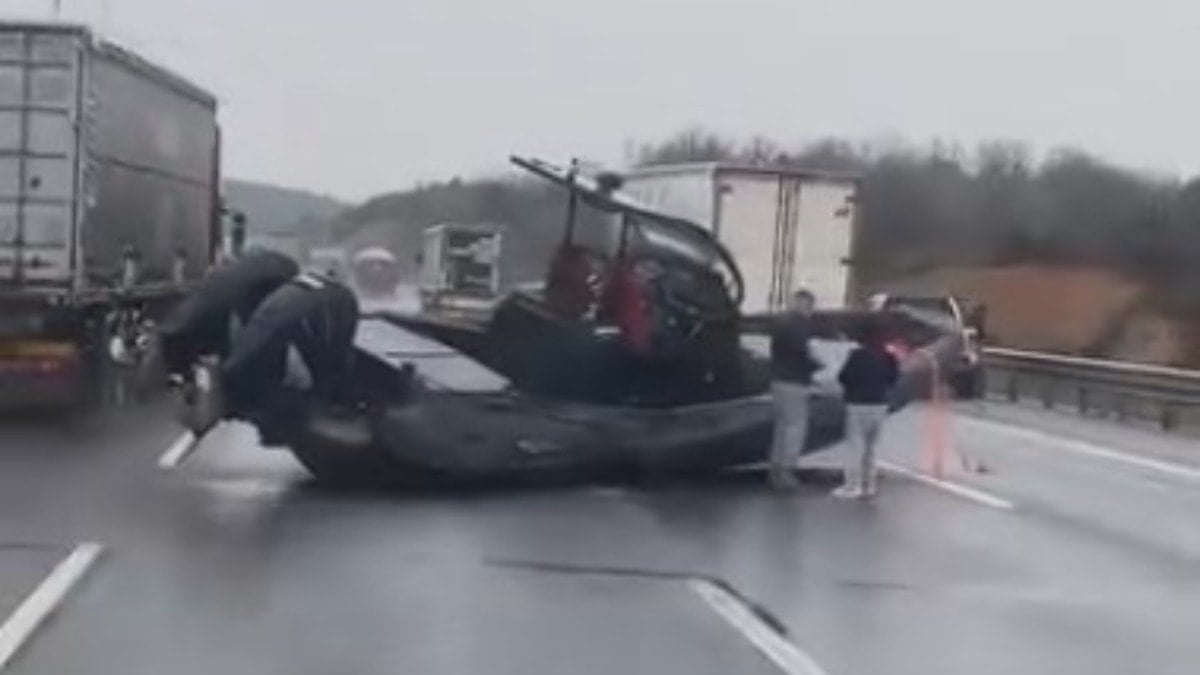 Kuzey Marmara Otoyolu'nda ilginç kaza: Kamyonetin çektiği tekne yola düştü
