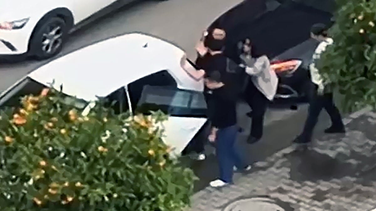 Eşine önce çarptı sonra darbetti