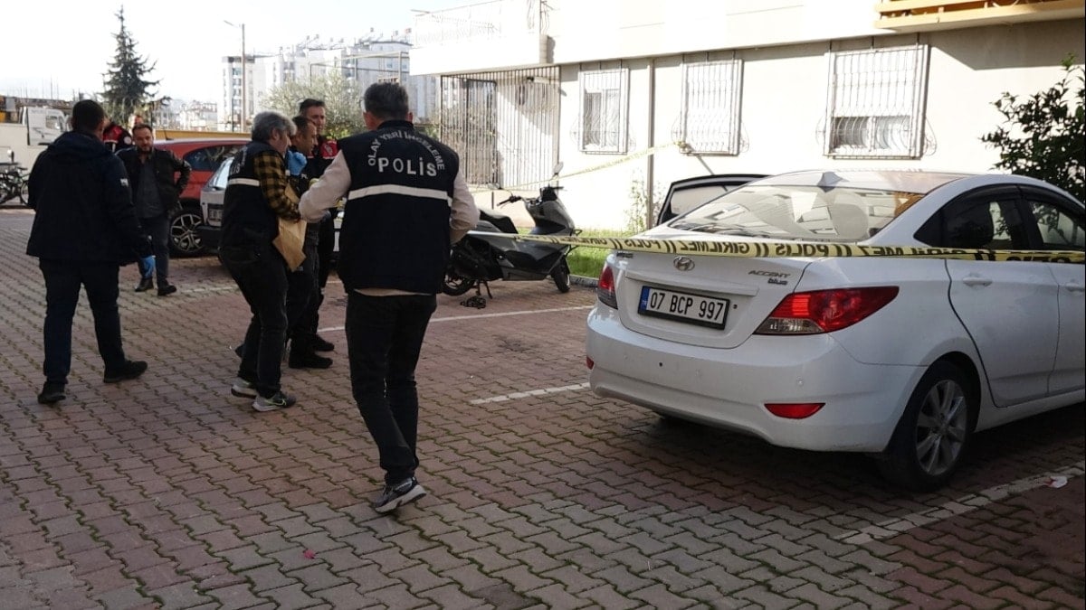 Site bahçesinde kanlı pusu: Ağabeyini öldürdü, diğer ağabeyinin eşini yaraladı