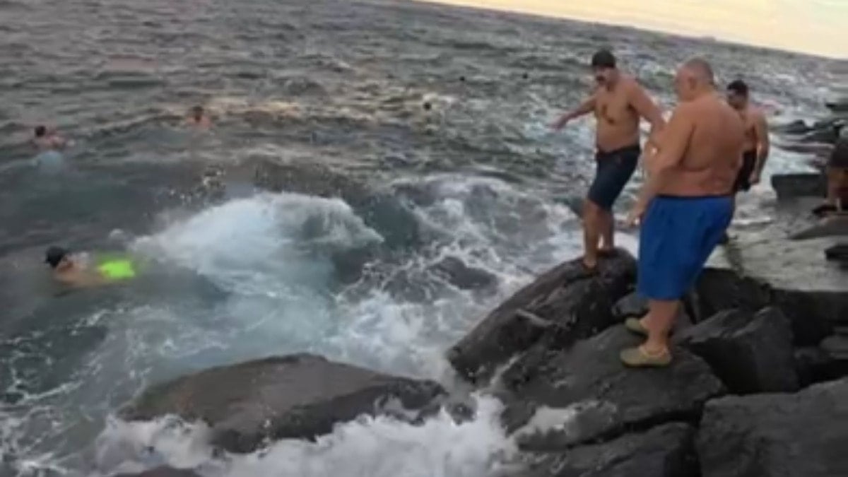İstanbul'da lodosa rağmen denize atladılar! İzleyenlerin yürekleri ağzına geldi