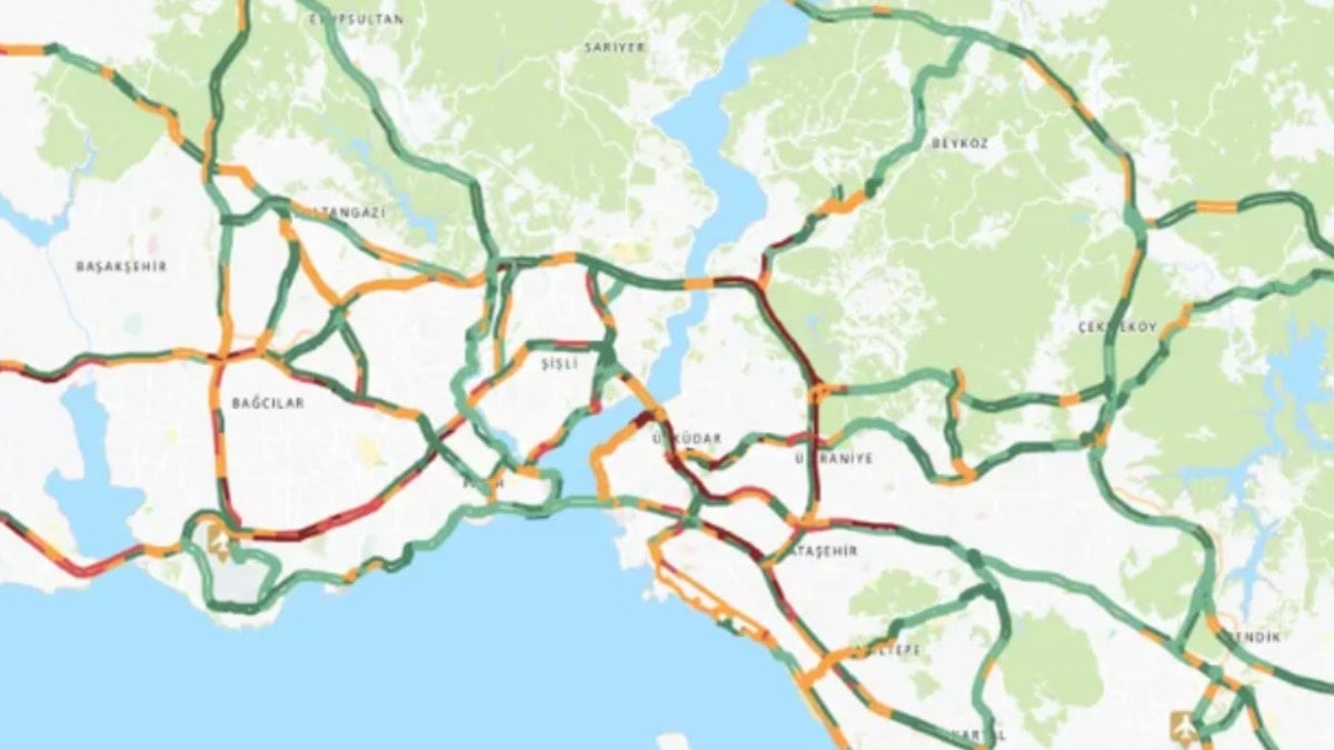 İstanbul'da fırtına ve sağanak şiddetlendi! Trafik felç oldu