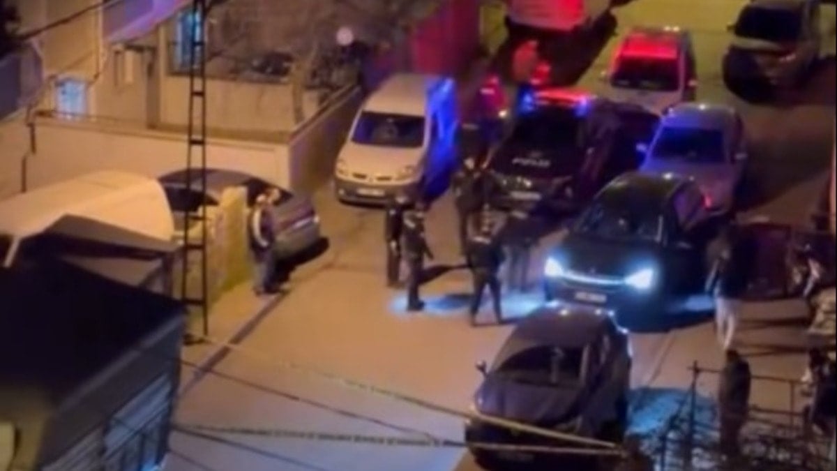 Firari hükümlü, husumetlisini evinin önünde silahla öldürdü