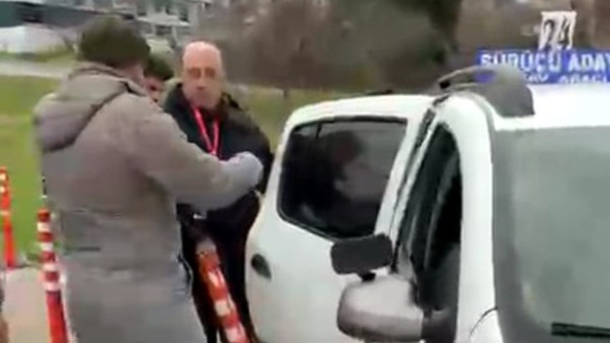 Avcılar'da ehliyet sınavından 7'nci kez kalan genç duruma tepki gösterdi