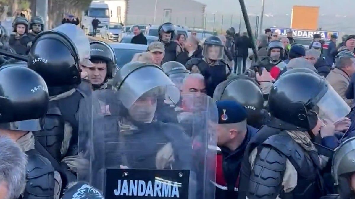 SON DAKİKA: İmamoğlu'nun diploma davası öncesi müdahale! Coplar konuştu