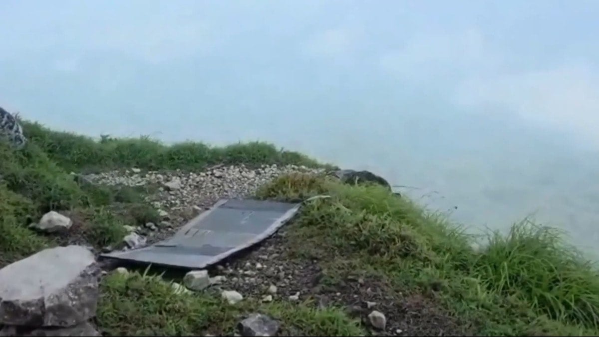 Endonezya’da kaybolan yolcu uçağının enkazı bulundu