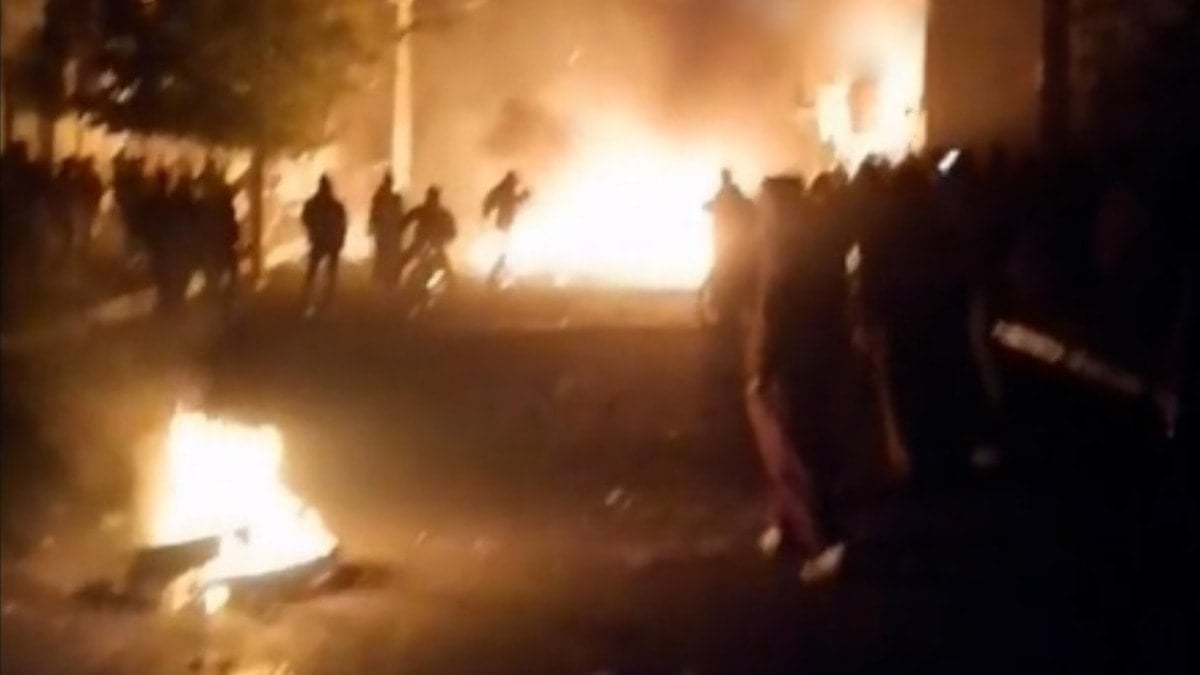 İran silahlı protestocular haykırıyor: 'Top, tüfek, hava fişek, mollalar defolacak'