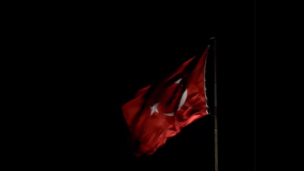 MHP'den ters bayrak paylaşımı! Sosyal medyada gündem oldu