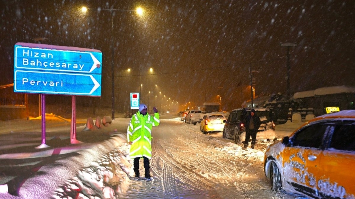 Bitlis’te seyir halindeki tankerin üzerine çığ düştü