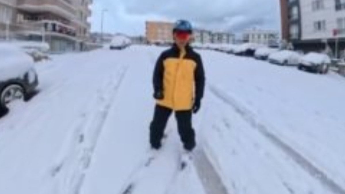 Kar yağışı durmadı o da geç kalmak istemedi: İşe kayakla gitti