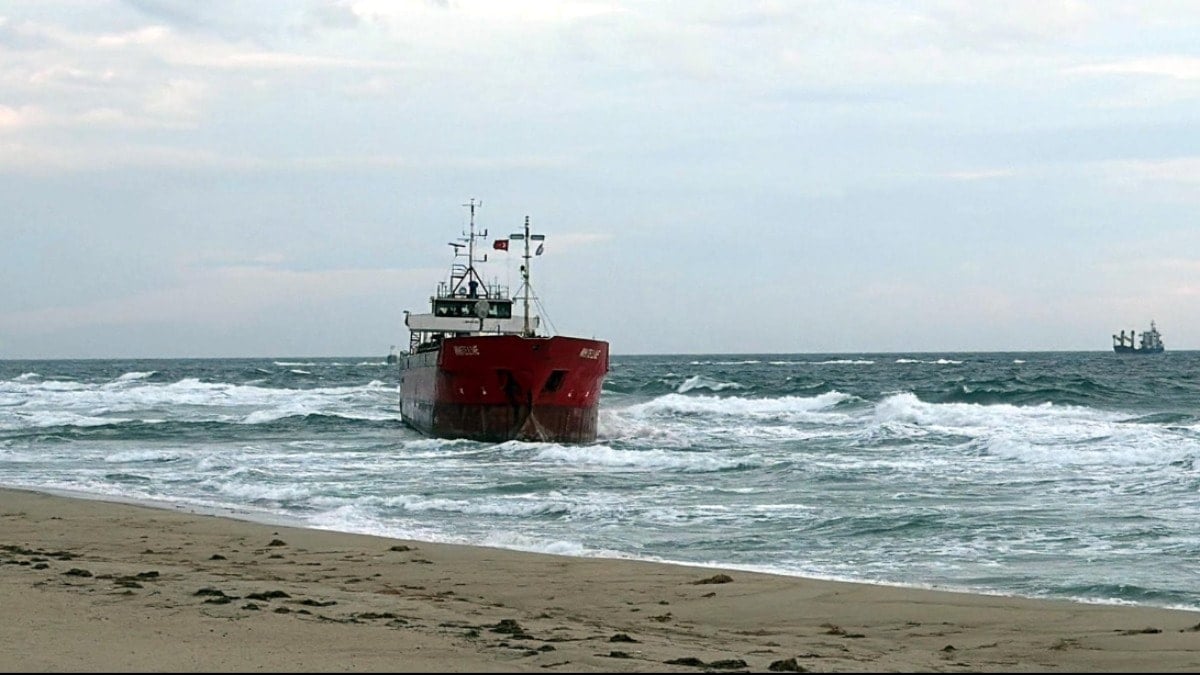 Tekirdağ'da kuru yük gemisi karaya oturdu