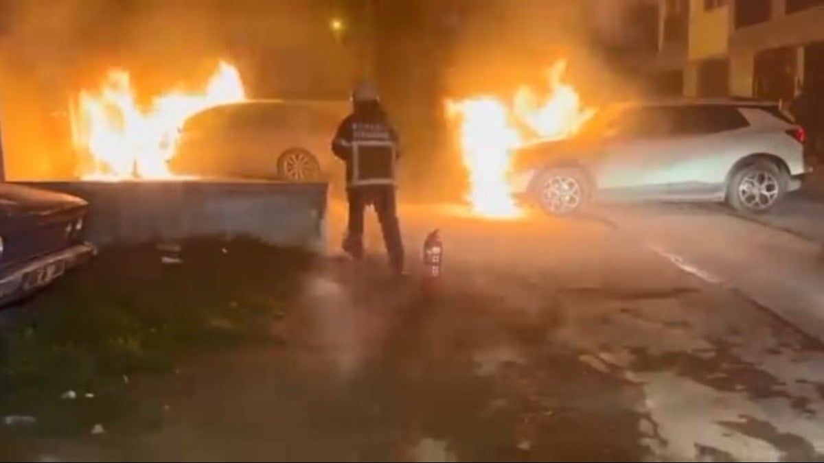 Kocaeli’de park halindeki araçlar küle döndü