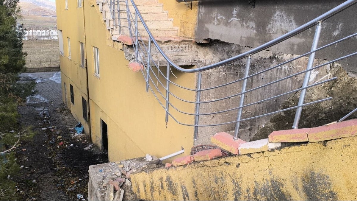 Batman'da faciaya ramak kala: 12 katlı binanın merdiveni çöktü