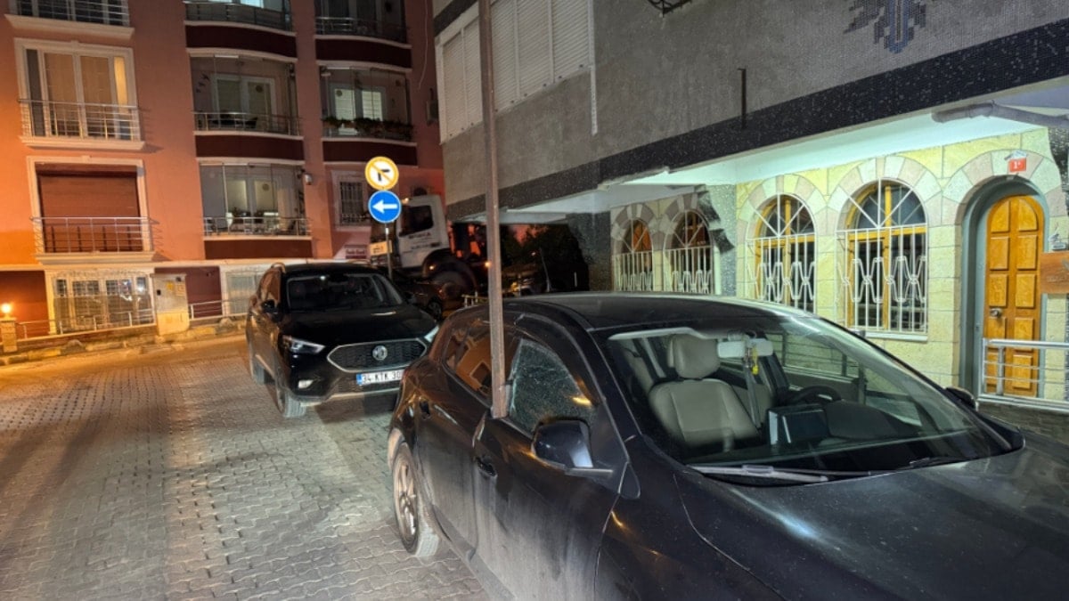 5 katlı binadan düşen demir otomobile saplandı