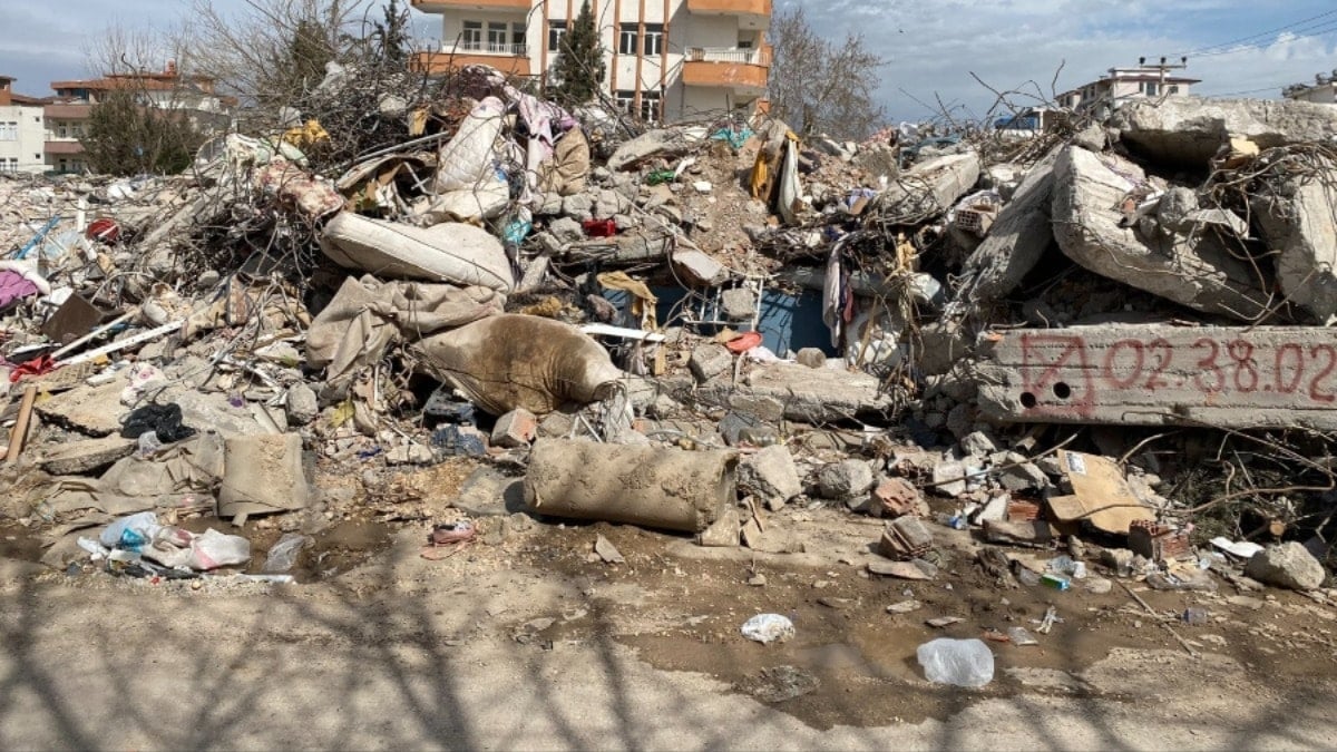 Depremde yıkılan Akabe Sitesi soruşturmasında Adıyaman Valisi Varol, eski Başkan Yardımcısı Bulut için soruşturma izni vermedi