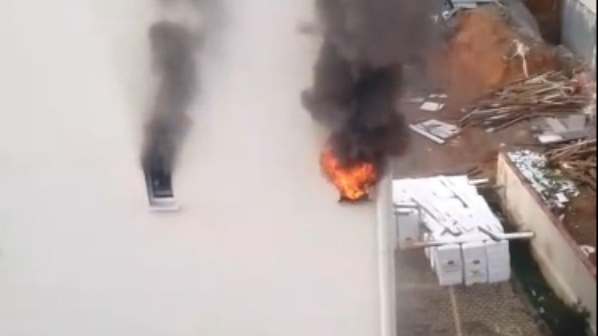 İstanbul'da 5 katlı binada yangın: 12 kişi mahsur kaldı