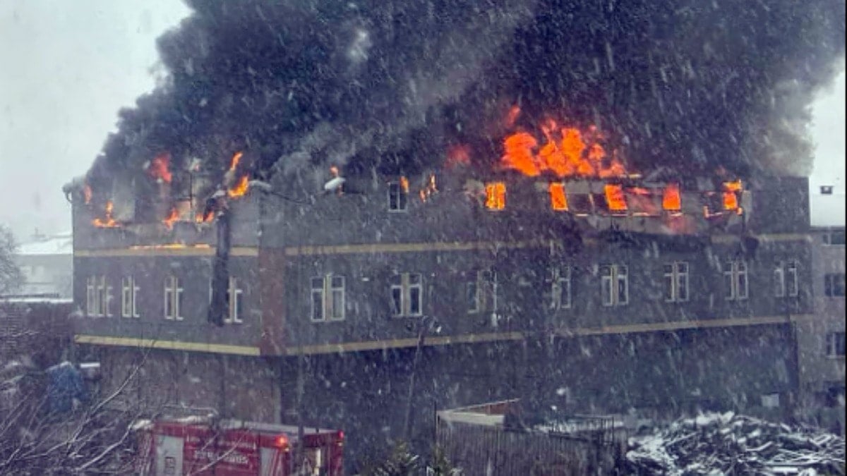 Tuzla'da fabrika yanıyor: Dumanlar gökyüzünü kapladı