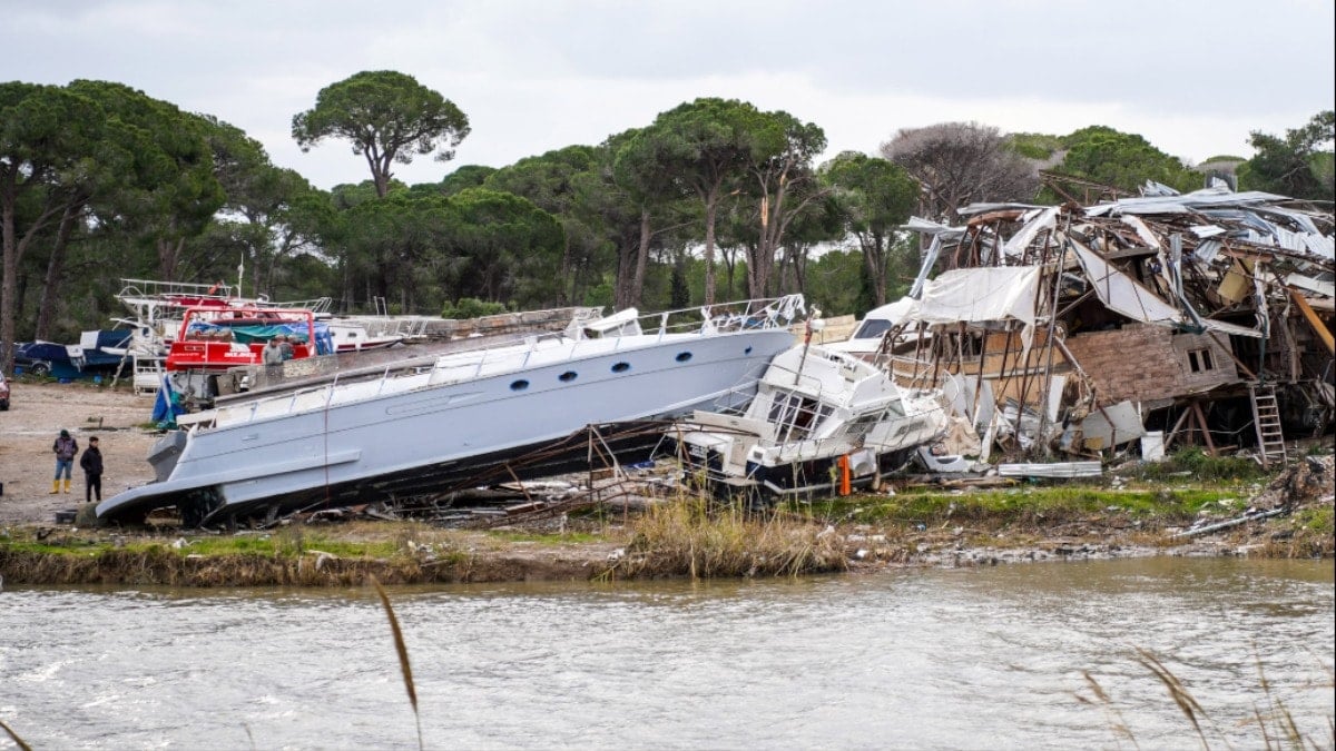 Şiddetli fırtına Antalya'yı vurdu