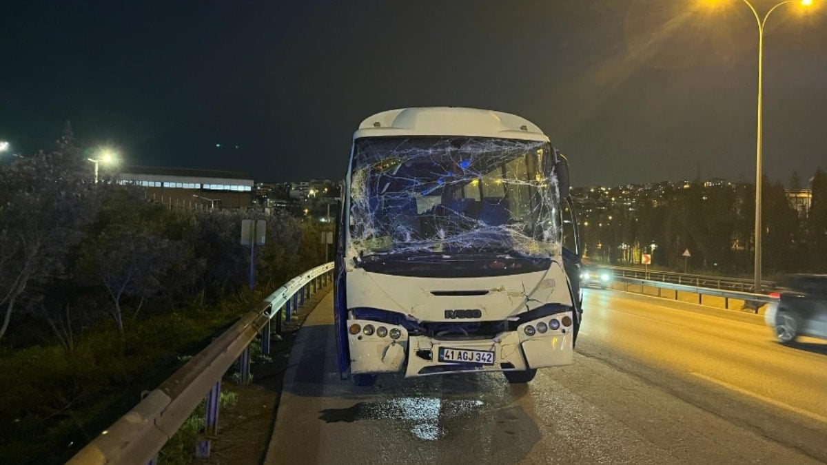 TEM Otoyolu'nda servis minibüsü ile TIR çarpıştı; 6 yaralı